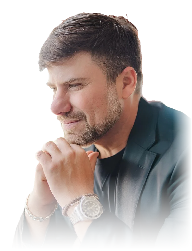 Ricardo Muri sorrindo, com as mãos no queixo